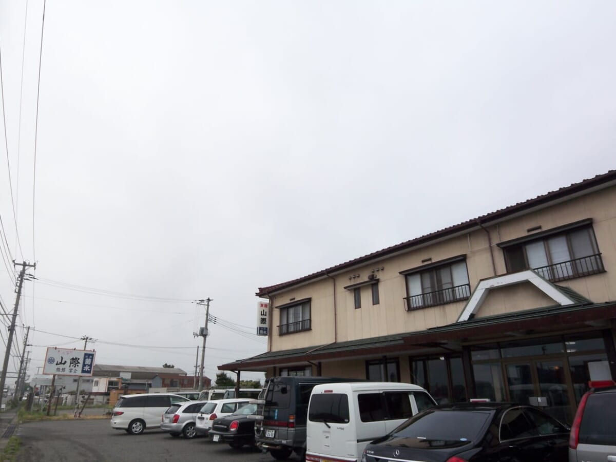 港のそばの山際 絶賛!みさわのブログ